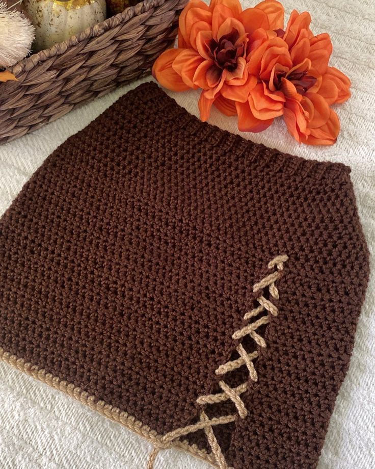 Short skirt with lace