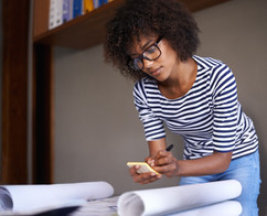 Jovem mulher fazendo anotações