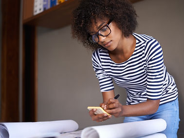 Jovem mulher fazendo anotações
