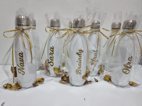 בקבוקים ממותגים