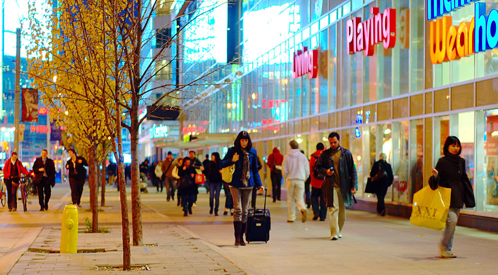 Shoppers_on_Dundas,_near_Yonge.jpg