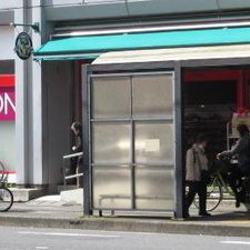 自転車はバス停で待つ人を大切に