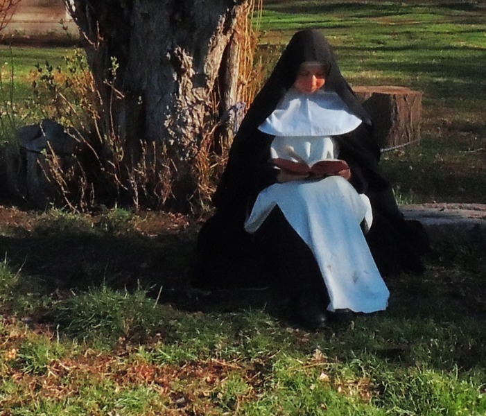 Monje en un momento de alegría y oración