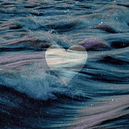 Sanft fließendes Wasser im Hintergrund, davor ein leuchtendes Herz – symbolisiert den Fluss deines Herzens, Liebe und innere Harmonie.