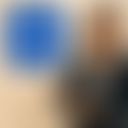 微笑的女性身穿深色西装，手持笔和夹板，背景为米色。左侧蓝色框内有白色文字：您是否有资格在马来西亚设立公司。