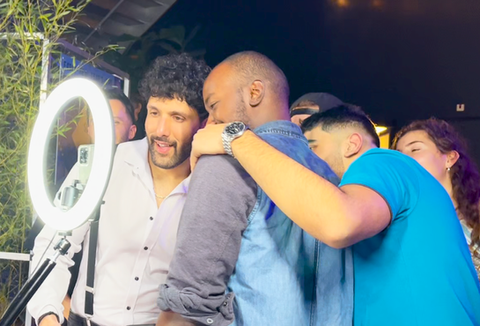 Bekijken video lachend bewerkt.png