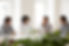 Quatro pessoas sentadas à mesa dialogando