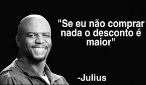 Julius personagem de todo mundo odeia o cris aparece sorrindo em preto e branco em fundo preto onde a frase se eu não comprar nada o desconto é maior aparece ao lado