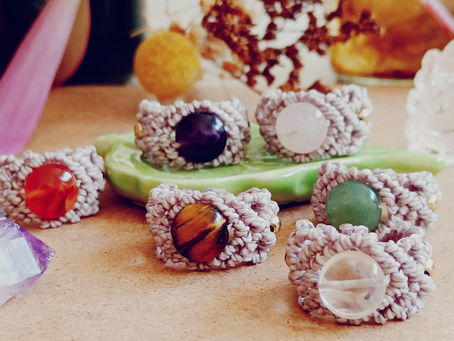 Anillos de micromacramé con minerales y cuentas · ~