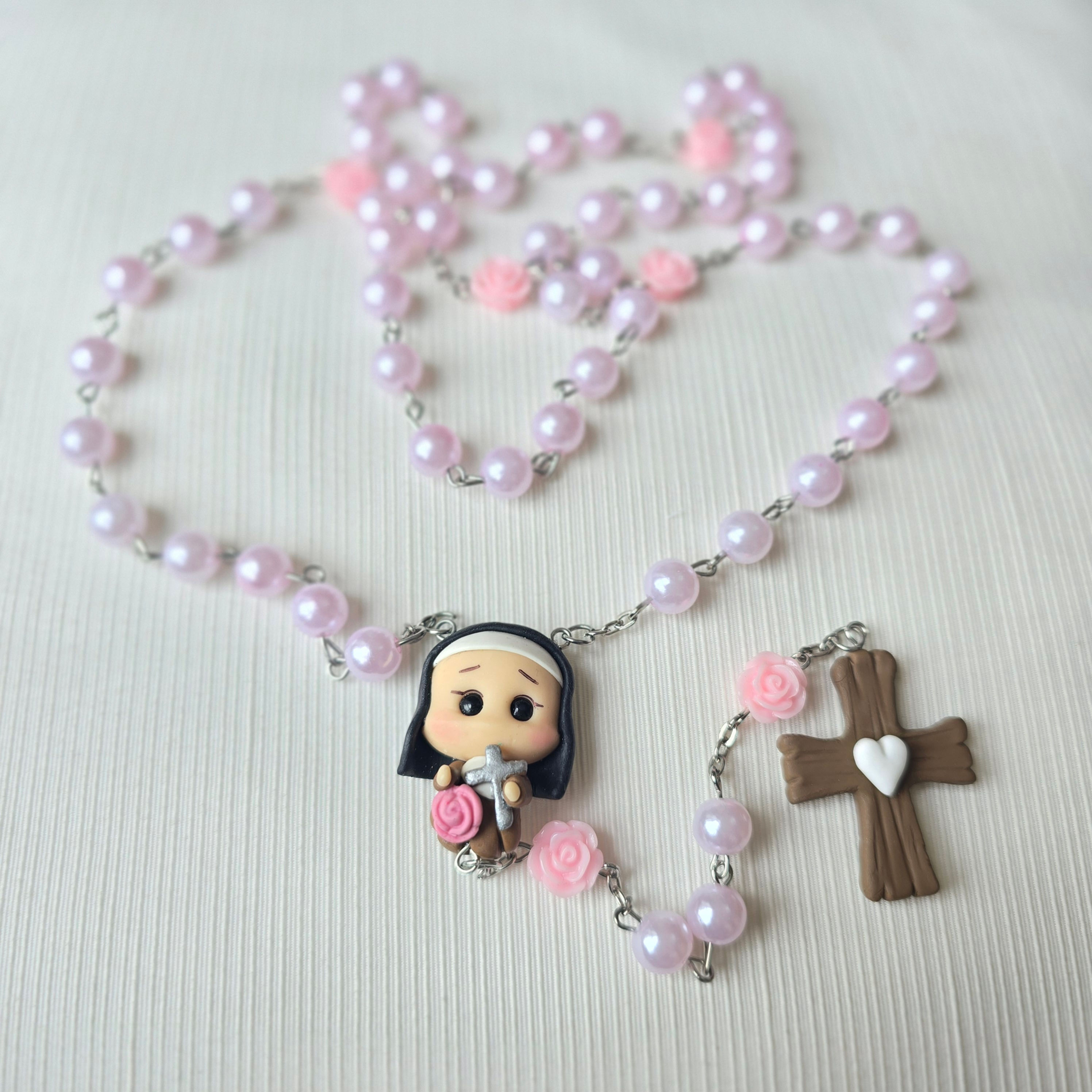 Terço Santa Teresinha do Menino Jesus com Entremeio e Crucifixo em Biscuit