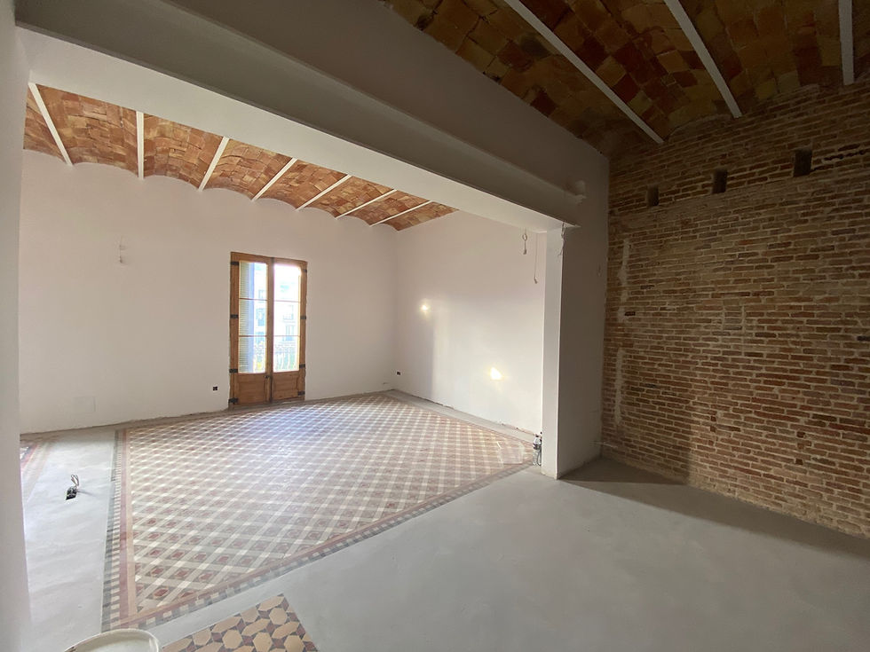 Serveis de reformes integrals en una sala amb sostre de fusta