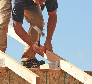 Dachdecker bei der Arbeit