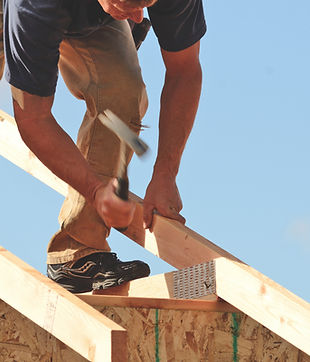 Dachdecker bei der Arbeit