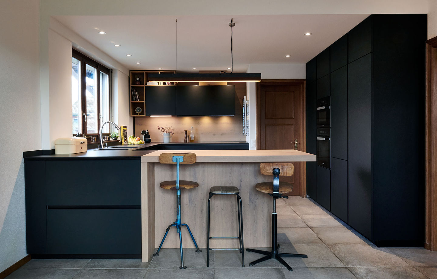 black fenix colums black drawers