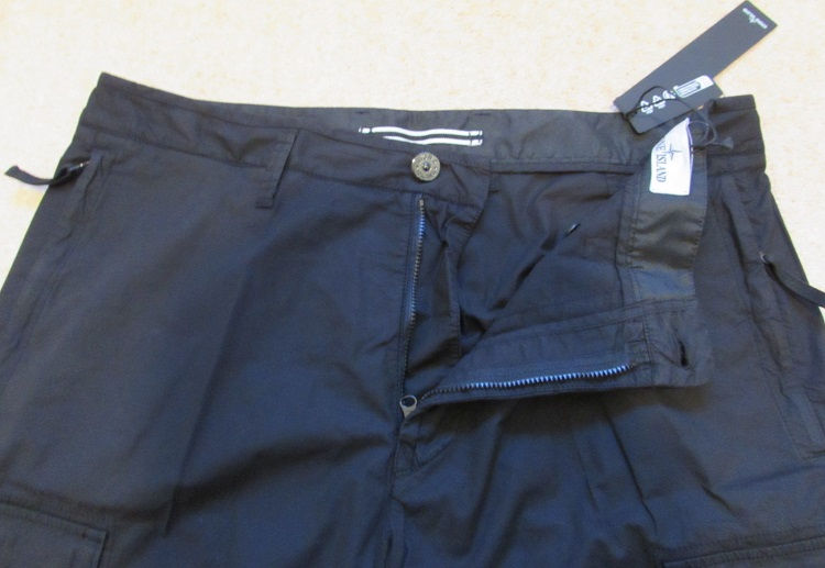 Miniaturbild: 8015L0803 Stone Island Bermuda Cargo Shorts in Black (V0029)