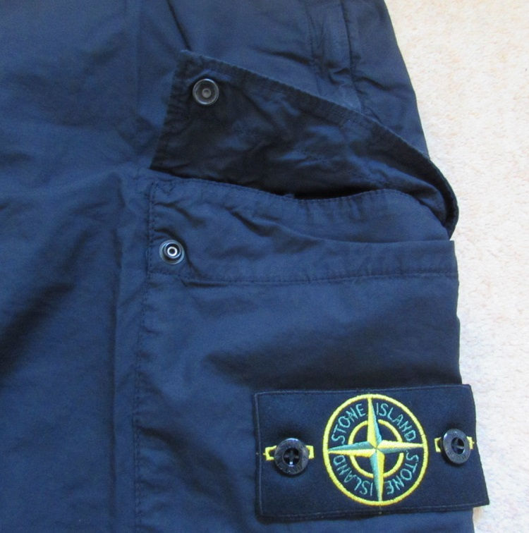 섬네일: 8015L0803 Stone Island Bermuda Cargo Shorts in Navy (V0020)