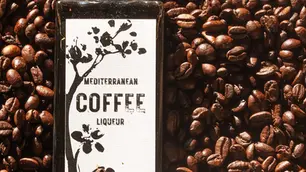 liqueur de café posée sur un lit de grains de café