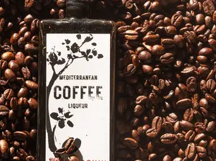 liqueur de café posée sur un lit de grains de café
