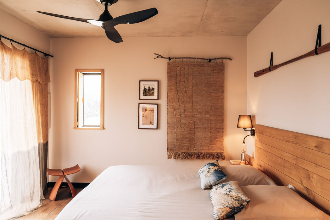 Intérieur de la Chambre Chiloé avec mobilier en châtaignier local — écodomaine Balagne