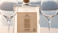 Gin Casadelmar x U Viaghju sur la table du restaurant