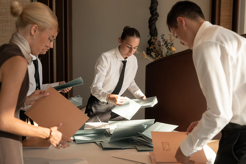 L'équipe de salle du Casadelmar en préparation de l'événement créé par les chefs David Toutain et Fabio Bragagnolo