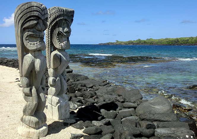 wooden-tropical-tiki-face-carving-1068591992