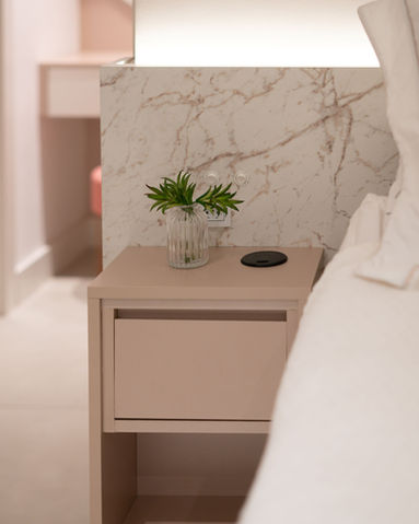 Apê Garden - dormitório quarto casal com mesa de apoio