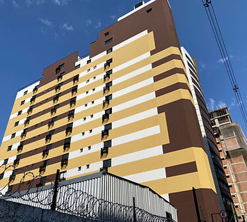 <h2 class="font_2"><strong>Descrição (geral)</strong></h2>
<p class="font_8">O <strong>Refinatto</strong> é um empreendimento residencial compacto e funcional, localizado no <strong>Centro de Curitiba</strong>, pensado para quem busca praticidade urbana, boa infraestrutura de condomínio e alta facilidade de locação ou revenda.</p>
<p class="font_8">O projeto foi desenvolvido com foco em <strong>plantas inteligentes</strong>, metragem bem aproveitada e espaços compartilhados que ampliam o uso do imóvel no dia a dia. É um produto alinhado ao estilo de vida urbano atual: morar perto de tudo, com custo controlado e infraestrutura completa.</p>
<p class="font_8">Com arquitetura contemporânea e torre única, o Refinatto atende tanto quem deseja morar no centro quanto quem busca investir em unidades compactas, com liquidez e demanda constante.</p>
<h2 class="font_2"><strong>Vantagens Comerciais (Público-alvo)</strong></h2>
<p class="font_8">O Refinatto atende muito bem três perfis principais:</p>
<p class="font_8"><strong>✔ Moradores urbanos</strong><br>
Ideal para quem quer viver no Centro, próximo a universidades, comércio, serviços e transporte público, reduzindo deslocamentos e ganhando tempo no dia a dia.</p>
<p class="font_8"><strong>✔ Estudantes e jovens profissionais</strong><br>
A proximidade com UTFPR, UFPR, Santa Casa e polos de trabalho torna o empreendimento adequado para uso próprio ou locação tradicional.</p>
<p class="font_8"><strong>✔ Investidores</strong><br>
Studios compactos, localização central, baixo custo operacional e ampla oferta de áreas comuns fazem do Refinatto um produto interessante para renda com locação e boa liquidez na revenda.</p>
<h2 class="font_2"><strong>Ficha Técnica (principais números)</strong></h2>
<ul class="font_8">
<li><p class="font_8"><strong>Empreendimento:</strong> Refinatto</p></li>
<li><p class="font_8"><strong>Endereço:</strong> Rua Lourenço Pinto, 267 – Centro – Curitiba/PR</p></li>
<li><p class="font_8"><strong>Construtora / Incorporadora:</strong> Poseidon Construções Ltda</p></li>
<li><p class="font_8"><strong>Total de unidades:</strong> 67 apartamentos</p></li>
<li><p class="font_8"><strong>Torres:</strong> Torre única</p></li>
<li><p class="font_8"><strong>Pavimentos:</strong> 14</p></li>
<li><p class="font_8"><strong>Elevadores:</strong> 2</p></li>
<li><p class="font_8"><strong>Tipologias:<br>
</strong>Studios / kitnets<br>
Unidades com varanda<br>
Apartamentos garden</p></li>
<li><p class="font_8"><strong>Áreas privativas: </strong>Referência:<strong> 27,09 m2</strong> no preço de tabela<strong> R$ 290.000.<br>
</strong>De <strong>22 m² a 29 m²</strong></p></li>
<li><p class="font_8"><strong>Unidades garden:<br>
</strong>Com terraços privativos de aproximadamente <strong>5 m² a 15 m²</strong></p></li>
</ul>
<h2 class="font_2"><strong>Localização</strong></h2>
<p class="font_8">O Refinatto está localizado no <strong>Centro de Curitiba</strong>, em uma região com excelente oferta de serviços, comércio e mobilidade urbana.</p>
<p class="font_8">Principais proximidades:</p>
<ul class="font_8">
<li><p class="font_8">Mercado Municipal</p></li>
<li><p class="font_8">Shopping Estação</p></li>
<li><p class="font_8">Shopping Curitiba</p></li>
<li><p class="font_8">Festval</p></li>
<li><p class="font_8">UTFPR</p></li>
<li><p class="font_8">UFPR</p></li>
<li><p class="font_8">Santa Casa</p></li>
<li><p class="font_8">Pontos de ônibus e fácil acesso a diversas regiões da cidade</p></li>
</ul>
<p class="font_8">Uma localização estratégica tanto para quem mora quanto para quem investe, com demanda constante por locação.</p>
<h2 class="font_2"><strong>Áreas Comuns</strong></h2>
<p class="font_8">O empreendimento oferece um conjunto completo de áreas comuns, pensadas para ampliar o uso do imóvel e facilitar a rotina:</p>
<ul class="font_8">
<li><p class="font_8">Academia</p></li>
<li><p class="font_8">Sala de cinema</p></li>
<li><p class="font_8">Salão de festas</p></li>
<li><p class="font_8">Sala multiuso</p></li>
<li><p class="font_8">Rooftop</p></li>
<li><p class="font_8">Solarium</p></li>
<li><p class="font_8">Terraço descoberto</p></li>
<li><p class="font_8">Lavanderia</p></li>
<li><p class="font_8">Pet care</p></li>
<li><p class="font_8">Bicicletário</p></li>
<li><p class="font_8">Oficina</p></li>
<li><p class="font_8">Áreas de convivência</p></li>
</ul>
<p class="font_8">Esses espaços tornam o condomínio mais atrativo, tanto para moradores quanto para inquilinos.</p>
<h2 class="font_2"><strong>Quer conhecer este estúdio?</strong></h2>
<p class="font_8">Se você procura um imóvel <strong>compacto</strong>, <strong>bem localizado</strong>, com <strong>infraestrutura completa</strong> e perfil adequado para moradia urbana ou investimento, o <strong>Refinatto</strong> é uma opção que merece análise.</p>
<p class="font_8">👉 Entre em contato para receber informações sobre <strong>unidades disponíveis, valores, plantas e condições de negociação</strong>.<br>
Posso te ajudar a entender rapidamente se este imóvel faz sentido para o seu perfil antes de avançarmos para visitas ou proposta.</p>