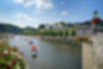 Vue panoramique de la rivière Semois serpentant à travers le paysage pittoresque de Bouillon, entourée de collines verdoyante