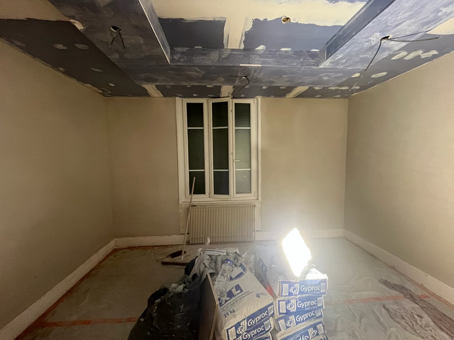 Application de plâtre sur mur pour rénovation d’une maison ancienne dans les Ardennes