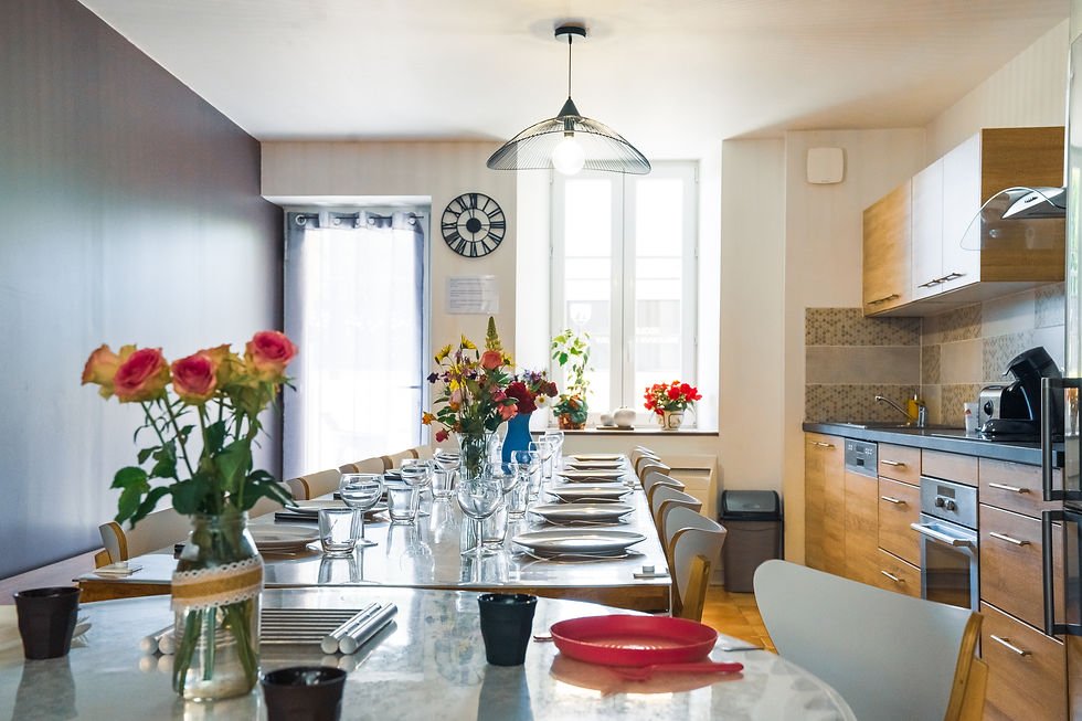 Grande cuisine équipée du gîte avec appareils modernes et espace fonctionnel, parfait pour préparer vos repas.