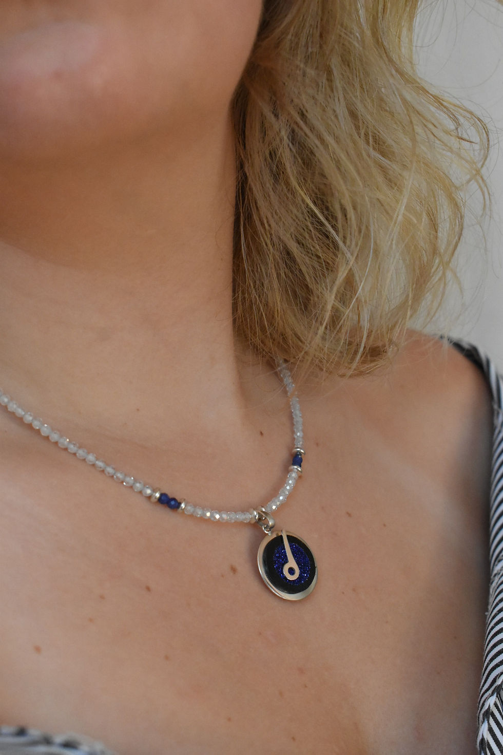 Miniature : Collier, note, zircon  