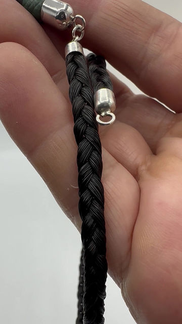 Miniature : Collier «ébène » crin/nacre/cuir vert 