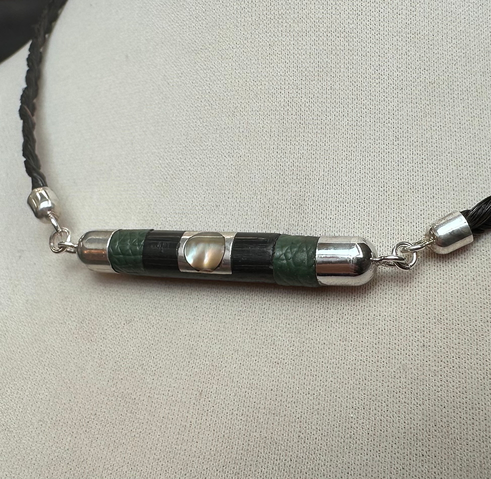 Miniature : Collier «ébène » crin/nacre/cuir vert 