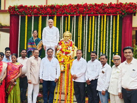 рд╡рд╛рдЯреЗрдЧрд╛рд╡ (рддрд╛. рд╡рд╛рд│рд╡рд╛) рдпреЗрдереЗ рдЖрдЬ рд▓реЛрдХрд╢рд╛рд╣реАрд░ рдЖрдгреНрдгрд╛рднрд╛рдК рд╕рд╛рдареЗ рдпрд╛рдВрдЪреНрдпрд╛ рдЬрдпрдВрддреАрдирд┐рдорд┐рддреНрдд рддреНрдпрд╛рдВрдЪреНрдпрд╛ рдкреБрддрд│реНрдпрд╛рд╕ рдкреБрд╖реНрдкрд╣рд╛рд░ рдЕрд░реНрдкрдг рдХрд░реВрди рдЕрднрд┐рд╡рд╛рджрди рдХреЗрд▓реЗ.