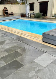 Aménagement piscine - dalles piscine kandla - MCG Piscine et Spa.jpg