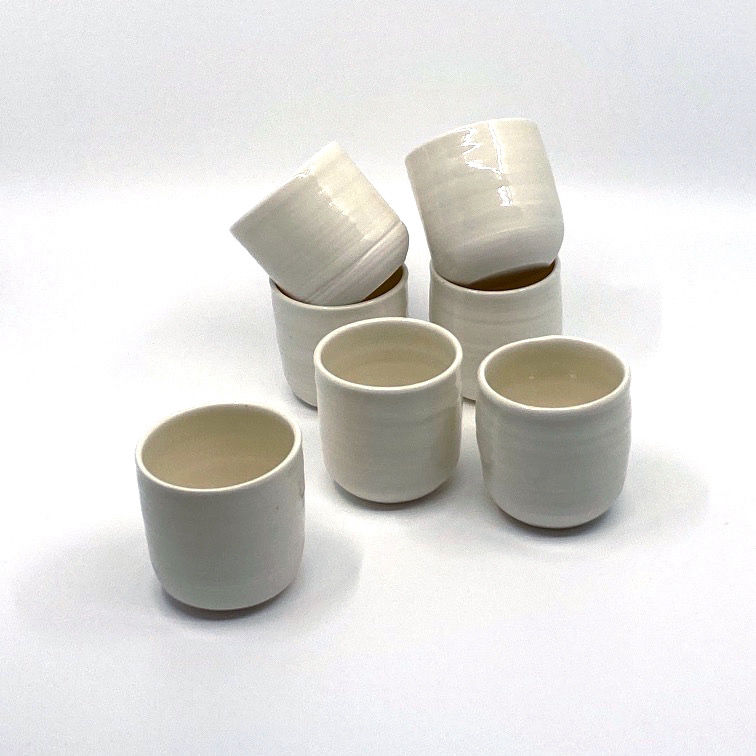 Zes witte keramische bekers