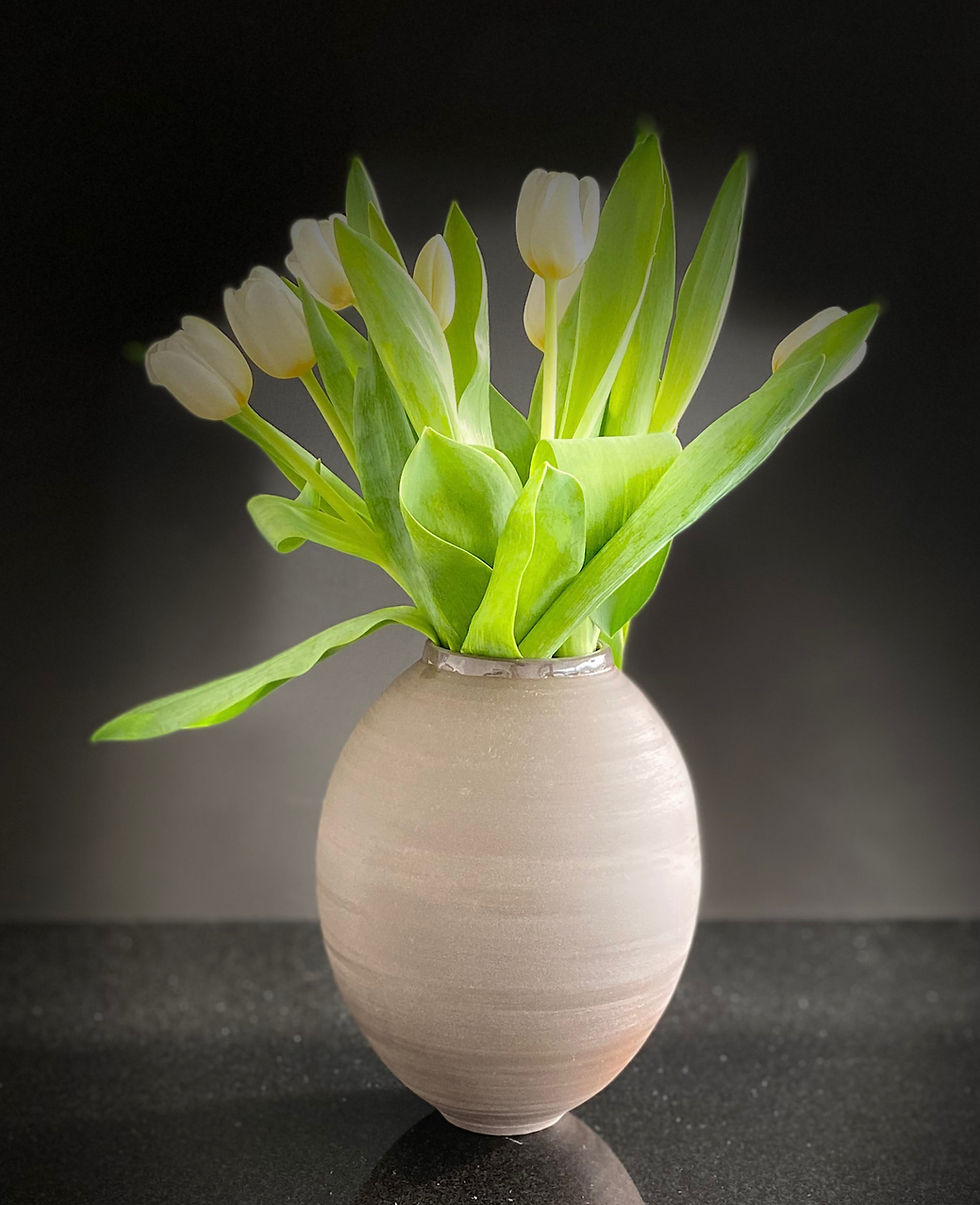 Witte tulpen in beige vaas
