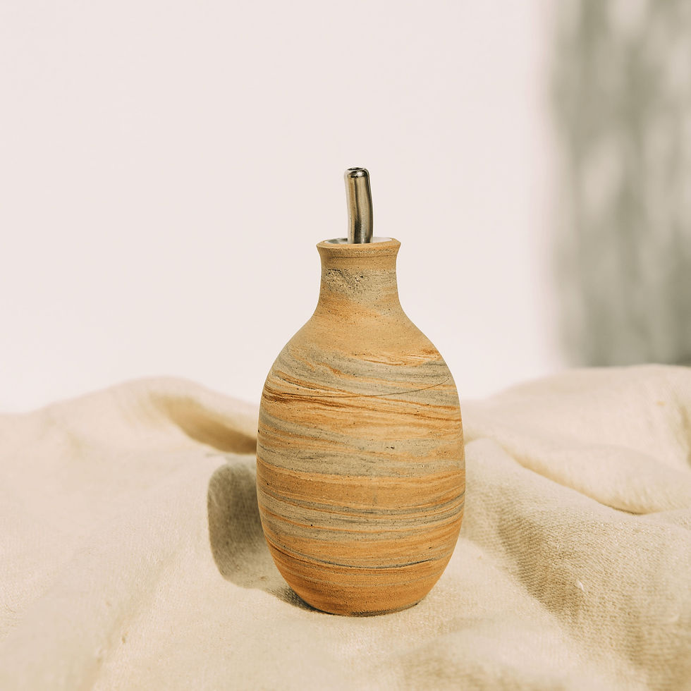 Beige gemarmerde keramische olie-fles