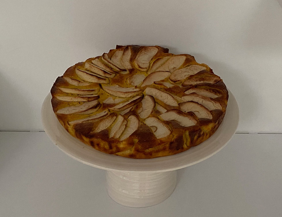 Appeltaart op een witte taartstandaard