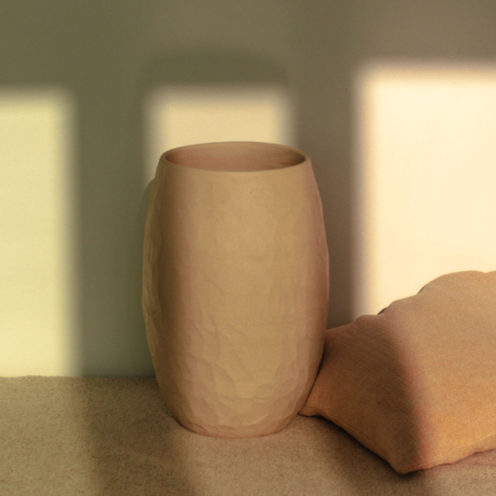 Thumbnail: Beige keramische vaas, zacht licht