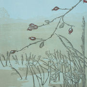 Holzschnitt zeigt rote Früchte der Hagebutten vor einem See in einer winterlichen Landschaft