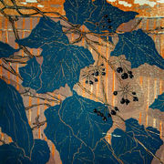 Holzschnitt zeigt dunkelgrünen Efeu mit schwarzen Früchten vor einer Mauer 