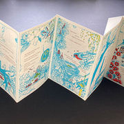 Leporello in den Farben blau, rot, gelb mit Text innerhalb der Zeichungen und mit blauen Umschlag