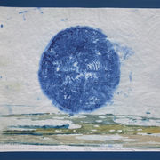 Holzdruck zeigt blau-grüne Meerlandschaft mit grossen blauen Mond über dem Horizont