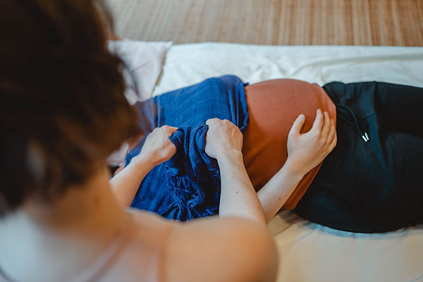 kundin liegt, rebozo tuch packt den brustkorb ein