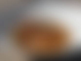 Kaspressknödel in einer herzhaften Suppe serviert, perfekt als wärmende Beilage oder Hauptgerich