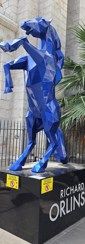 פסל סוס כחול על פודיום