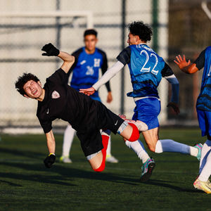 a soccer player with the number 22 on his jersey