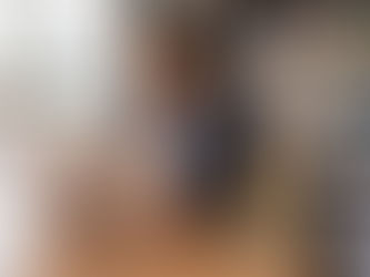 Advogada consulta um prontuário médico em papel ao lado de um relógio e de uma fragmentadora com aviso de destruição legal após 20 anos